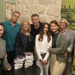 Ο συγγραφέας Νίκος Μιχαλόπουλος εγκαινιάζει το Booking Hill House Καλλιθέας με μια βραδιά αφιερωμένη στο best seller του «ΟΤΑΝ ΚΟΙΤΑΣ ΑΠΟ ΨΗΛΑ»